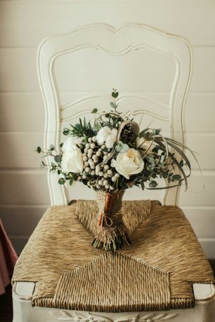 Зимний букет невесты с тилландсией