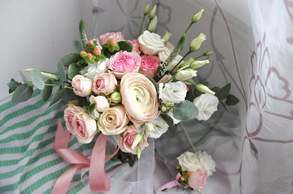 Букет невесты из розовых ранункулюсов.Свадебные букеты,оформление торжеств Днепропетровск.